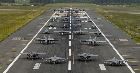 2020년 군산 공군기지에 집결한 미 공군과 해군 전투기들. 미 공군
