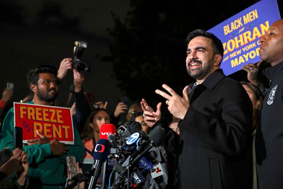 3일(현지시간) 미국 뉴욕에서 벌어진 선거 유세전에서 조란 맘다니 민주당 뉴욕 시장 후보가 연설하고 있다. AFP=연합뉴스