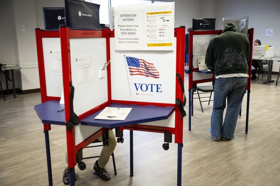 지난 1일(현지시간) 미국 버지니아주 스털링의 한 커뮤니티센터에 마련된 투표에서 유권자들이 사전 투표를 하고 있다. EPA=연합뉴스