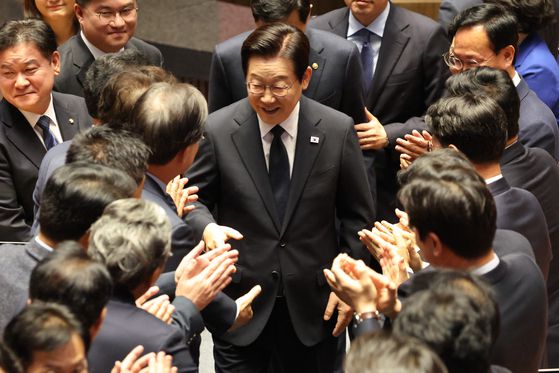 시위하는 국민의힘 의원들 앞 지나는 이 대통령   (서울=연합뉴스) 이재명 대통령이 4일 내년도 정부 예산안에 대한 시정연설을 하기 위해 서울 여의도 국회에 도착해 침묵시위를 하는 국민의힘 의원들 앞을 지나고 있다.   국민의힘 의원들은 추경호 전 원내대표에 대한 내란특검팀의 영장청구를 규탄하는 피켓을 들고서 침묵시위를 했다. 국회사진기자단