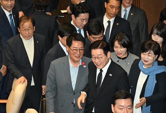 이재명 대통령이 4일 서울 여의도 국회에서 2026년도 정부 예산안에 대한 시정연설을 한 뒤 본회의장을 나서며 정청래 더불어민주당 대표 등과 인사하고 있다. 임현동 기자