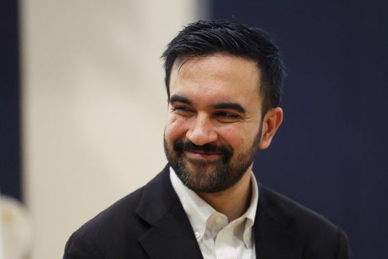 지난 16일 뉴욕시장 선거 후보 토론에 나선 무소속 쿠오모(왼쪽)와 맘다니 민주당 후보. [AP=연합뉴스]