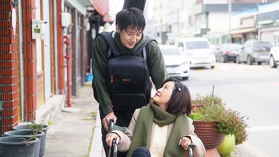 한국과 베트남의 합작영화 '엄마를 버리러 갑니다'의 한 장면. 거리의 이발사인 아들 환(뚜언 쩐)은 치매에 걸린 엄마 레티한(홍다오)를 홀로 돌본다. 사진 싸이더스