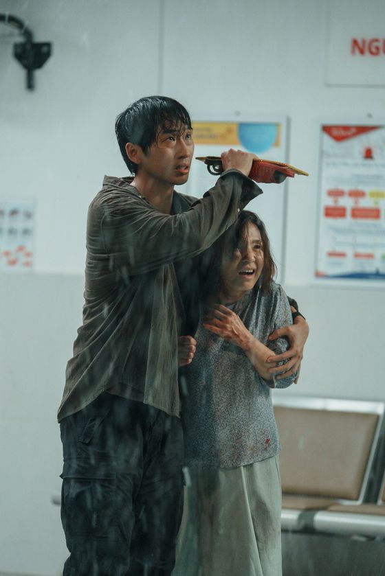 한국과 베트남의 합작영화 '엄마를 버리러 갑니다'의 한 장면. 거리의 이발사인 아들 환(뚜언 쩐)은 치매에 걸린 엄마 레티한(홍다오)를 홀로 돌본다. 사진 싸이더스