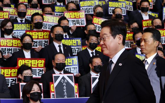 4일 내년도 정부 예산안 시정연설을 하기 위해 국회에 도착한 이재명 대통령이 침묵 시위 중인 국민의힘 의원들 앞을 지나 본회의장으로 이동하고 있다. 이날 검은색 상복을 입고 마스크를 쓴 채 국회 로텐더홀 계단에 모인 국민의힘 의원들은 추경호 전 원내대표에 대한 구속영장 청구에 반발해 야당 탄압 등을 주장하며 시정연설에 불참했다. 임현동 기자