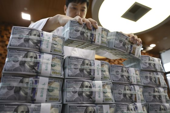 서울 하나은행 위변조대응센터에 쌓인 달러 지폐. 연합뉴스