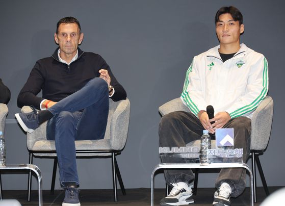 우승 미디어데이 행사에 참석한 포옛 감독(왼쪽)과 주장 박진섭. 연합뉴스