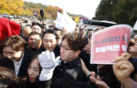 장동혁 국민의힘 대표가 6일 오후 광주 북구 국립5·18민주묘지에서 시민단체의 반발로 참배를 하지 못하고 발길을 돌리고 있다. 참배 시도 과정에서 장 대표 지지자들과 시민단체 회원들 사이에서 서로 밀치거나 고성이 오가는 등 충돌이 빚어졌다. 연합뉴스