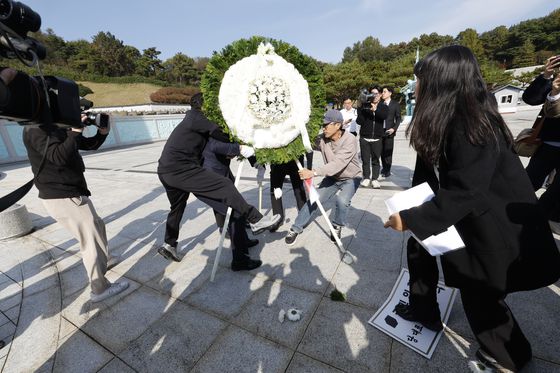 장동혁 국민의힘 대표가 6일 오후 광주 북구 국립5·18민주묘지에서 참배를 위해 참배단으로 향하고 있다. 이 과정에서 장 대표 지지자들과 시민단체 회원들 사이에서 서로 밀치거나 고성이 오가는 등 충돌이 빚어졌다. 뉴스1