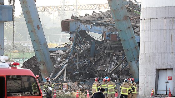 6일 오후 5시쯤 울산 남구 용잠돌 울산화력발전소 사고 현장 출입이 통제되는 가운데 소방차량이 사고 현장으로 들어가고 있다. 김민주 기자