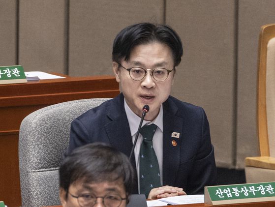 김정관 산업통상부 장관이 6일 국회 예결위 회의장에서 열린 전체회의에 참석해 의원 질의에 답하고 있다.   이날 국회 예결위는 정부가 제출안 2026년도 예산 심의에 본격 돌입했다. 연합뉴스