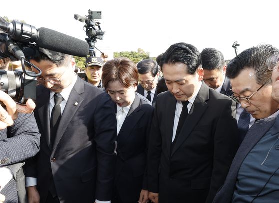 장동혁 국민의힘 대표와 국민의힘 지도부가 6일 오후 광주 북구 운정동 5·18민주묘지를 참배하려다 시민단체의 항의를 받고 있다. 뉴스1