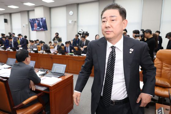 더불어민주당 이기헌 의원과 운영위원들이 6일 국회 운영위원회 회의실 앞에서 이날 운영위 회의 정회 직후 발생한 여야 의원 간 물리적 충돌 관련 기자회견을 하고 있다.   이날 국회 운영위에서 열린 대통령비서실과 국가안보실, 대통령경호처 등에 대한 국정감사에서는 더불어민주당 이기헌 의원과 국민의힘 송언석 원내대표가 여야 설전으로 국감이 정회된 뒤 설전을 벌이다 '배치기'를 하는 물리적 충돌이 일어났다. 연합뉴스