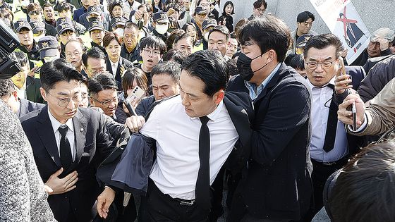 6일 오후 광주 북구 국립5·18민주묘지에서 참배를 시도하는 국민의힘 장동혁 대표 등 당 관계자와 저지하려는 시민단체 간에 몸싸움이 벌어지고 있다. 연합뉴스