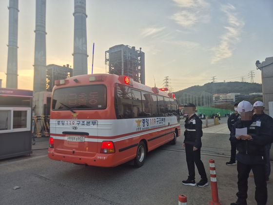 6일 오후 2시 2분쯤 울산 남구 용잠동 한국동서발전 울산발전본부 울산화력발전소에서 60m 높이 보일러 타워가 무너져 2명이 구조되고 7명이 매몰된 것으로 추정된다. 사진은 사고 현장. 사진 연합뉴스