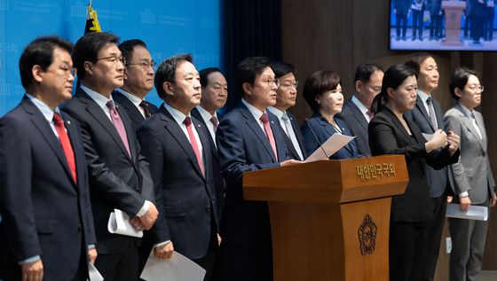 국민의힘 예산결산특별위원들이 6일 서울 여의도 국회 소통관에서 내년도 예산안 관련 기자회견을 하고 있다. 뉴스1