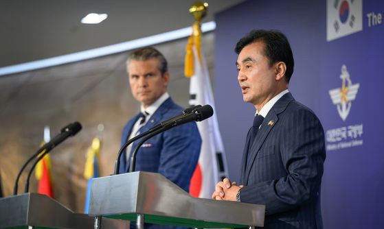 안규백 국방부 장관과 피트 헤그세스 미국 국방부 장관이 지난 4일 서울 용사 국방부에서 제57차 한미안보협의회(SCM) 공동기자회견을 하고 있다. 국방부 제공, 뉴스1