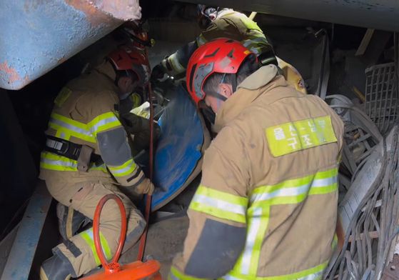 울산시 남구 용잠동 한국동서발전 울산발전본부 울산화력발전소 보일러 타워 붕괴 사고 현장에서 야간작업이 이어지고 있다. [연합뉴스]