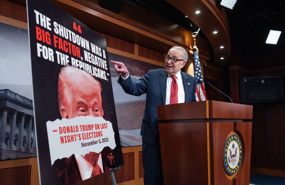 척 슈머 민주당 상원 원내대표가 지난 5일(현지시간) 지방선거에서 승리한 것과 관련한 기자들의 질문에 답하고 있다. AP=연합뉴스