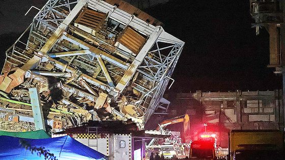 7일 새벽 울산 남구 동서발전 울산화력발전소 보일러 타워 붕괴현장에서 소방대원들이 매몰자 수색 및 구조작업을 벌이고 있다. 사진 뉴스1