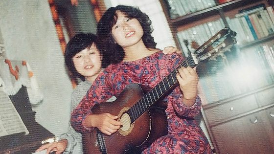 5·18 성폭력 피해 최초 증언자 김선옥(67)씨의 대학생 시절 기타를 치는 모습. 1980년 7월 그 일이 있기 전까진 평범한 음악인을 꿈꾸던 그다. 사진 김선옥씨