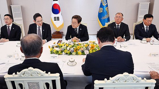 이재명 대통령이 취임한 직후인 지난 6월 13일 서울 용산 대통령실 청사에서 재계 총수와 간담회를 갖고 있다. 사진 왼쪽부터 구광모 LG그룹 회장, 이재용 삼성전자 회장, 이 대통령, 정의선 현대차그룹 회장, 신동빈 롯데그룹 회장. 대통령실사진기자단