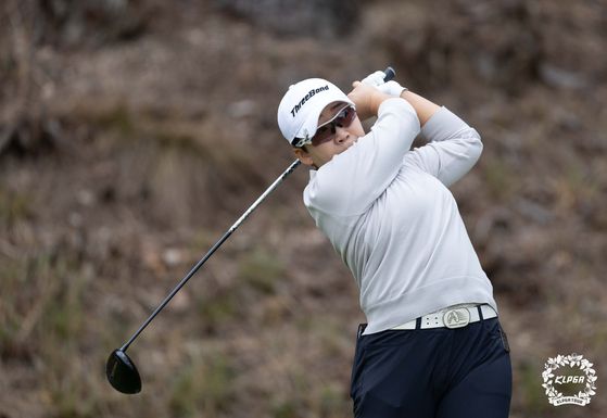 (서울=뉴스1) = 신지애가 3일 부산 동래베네스트CC에서 열린 '두산건설 We've 챔피언십' 1라운드 5번 홀에서 티샷 하고 있다. (KLPGA 제공. 재판매 및 DB 금지) 2025.4.3/뉴스1