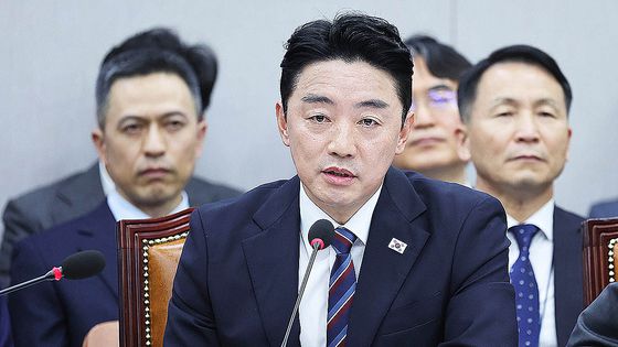 강훈식 대통령 비서실장이 6일 서울 여의도 국회에서 열린 국회운영위원회의 대통령비서실 등에 대한 국정감사에서 주진우 국민의힘 의원 질의에 답변하고 있다. 뉴스1
