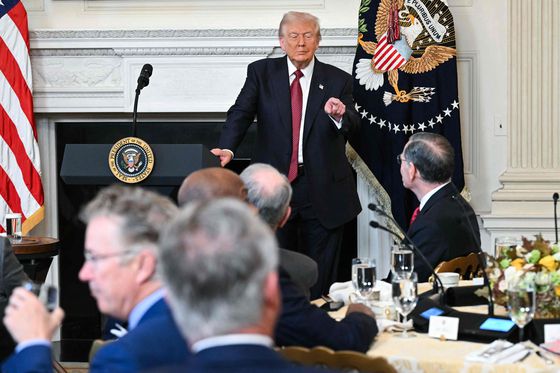 도널드 트럼프 미국 대통령이 지난 5일(현지시간) 백악관 국빈식당에서 공화당 상원의원들과의 조찬 간담회에서 필리버스터 무력화 등을 요구했다. 그러나 공화당 상원의원들은 이러한 요구에 응하지 않고 있다. AFP=연합뉴스