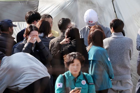 7일 오후 울산 남구 동서발전 울산화력발전소 보일러 타워 붕괴현장에서 소방대원이 구조견과 함께 매몰자 수색 및 구조작업을 벌이고 있다. 사진 뉴스1