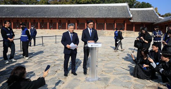 최휘영 문화체육관광부 장관이 7일 오후 서울 종묘 정전 하월대에서 종묘 앞 개발 관련 대법원 판결과 관련해 입장을 밝히고 있다. 왼쪽은 허민 국가유산청장. 뉴스1