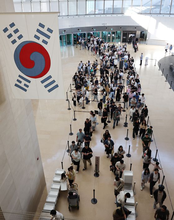 서울 용산 국립중앙박물관이 관람객으로 붐비고 있다. 올해 누적 관람객 수가 지난 10월 15일 500만 명을 돌파했다. 연간 관람객이 500만 명을 넘은 것은 개관 이후 처음이다. [연합뉴스]