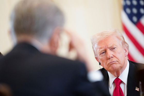 도널드 트럼프 미국 대통령이 6일(현지시간) 미국 워싱턴 백악관 이스트룸에서 카자흐스탄, 키르기스스탄, 타지키스탄, 투르크메니스탄, 우즈베키스탄 등 중앙아시아 C5+1 국가 정상들과 만찬을 갖고 있다. 로이터=연합뉴스