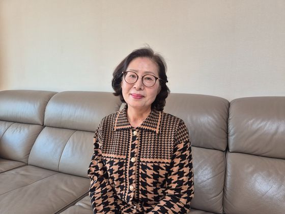지난 5일 오전 11시 서울 동작구 한 아파트에서 만난 5·18 성폭력 피해 최초 증언자 김선옥(67)씨. 오소영 기자