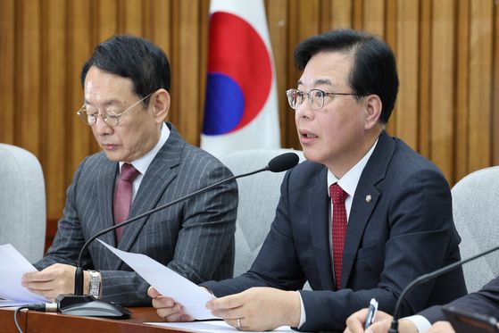 정진우 서울중앙지검장이 지난달 23일 서울 여의도 국회 법제사법위원회에서 열린 서울고등검찰청·서울중앙지방검찰청 등에 대한 국정감사에서 의원 질의에 답변하고 있다. 뉴스1