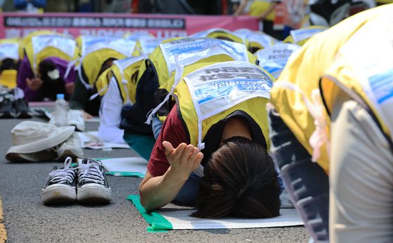 지난 5월 홈플러스 노조원들이 정상화를 촉구하며 108배를 하고 있다. 연합뉴스