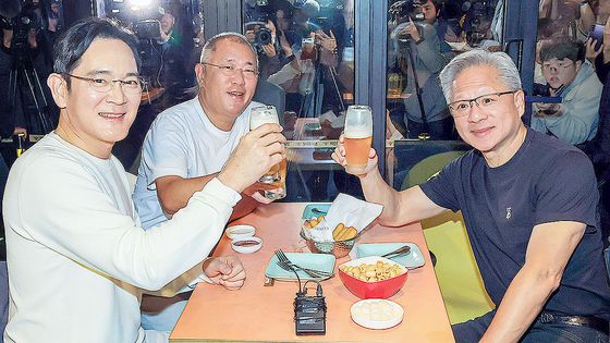 이재용 삼성전자 회장이 30일 서울 강남구 코엑스에서 열린 엔비디아 지포스 게이머 페스티벌에 참석해 인사를 하고 있다. 뉴스1