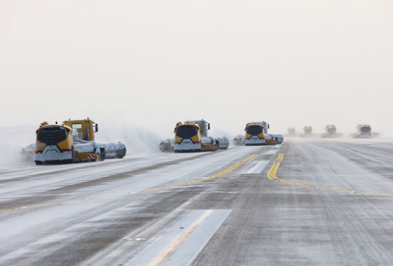 인천공항공사에서 지난 몇 년간 기록해온 제설작업 장면. 사진 인천공항공사