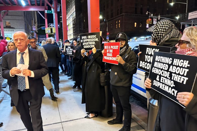 지난달 15일(현지시간) 미국 뉴욕 카네기홀 밖에서 이스라엘 필하모닉 오케스트라 공연을 앞두고 시위자들이 피켓을 들고 있다. AP=연합뉴스