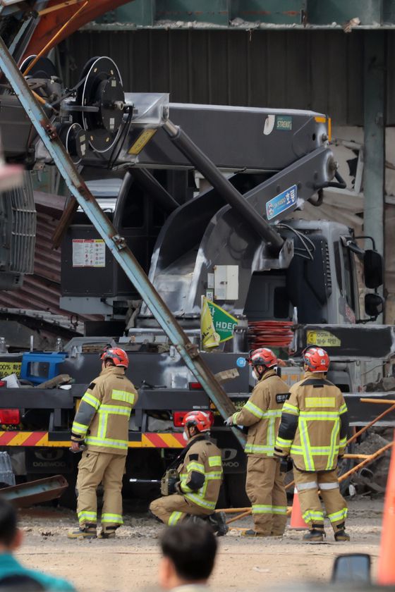 7일 오후 울산 남구 동서발전 울산화력발전소 보일러 타워 붕괴현장에서 소방대원이 매몰자 수색 및 구조작업을 벌이고 있다. 뉴스1
