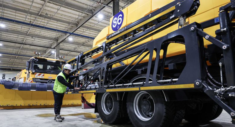 신대호 대리가 동절기장비고F에서 액체살포기의 노즐을 점검하고 있다.
