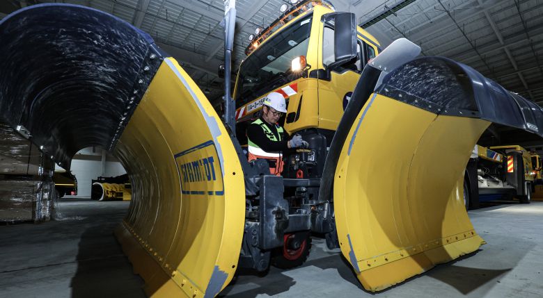 황민용 과장이 동절기장비고E에서 견인식제설장비의 삽날 높이를 조정하고 있다.