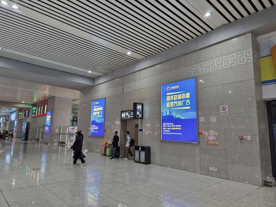 중국 구이저우성 구이양의 지리자동차 공장에서 중국인 근로자들이 자동차 조립 작업을 하고 있다. 박현준 기자.