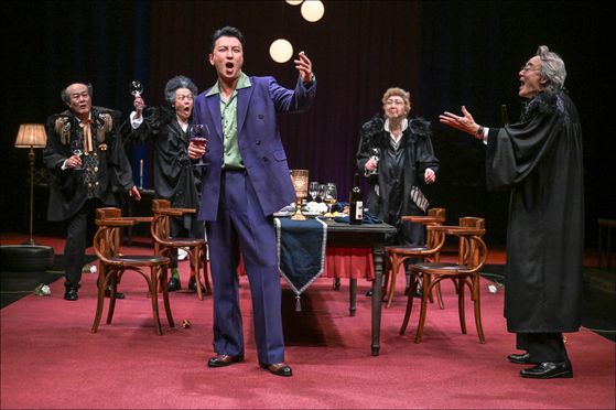 연극 '트랩'에서 배우들이 '모의 법정'이면서 '향연'인 무대에서 고급 와인을 마시는 모습. 사진 세종문화회관