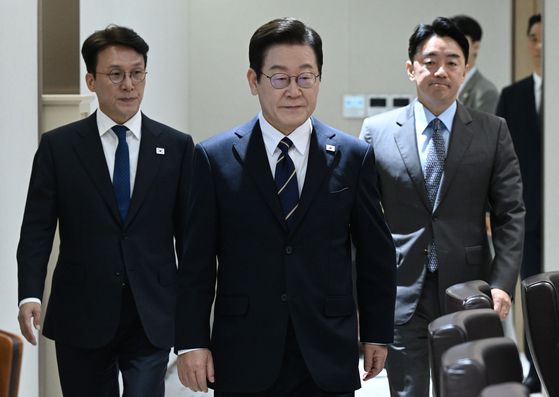 대장동 사건 민간업자로 1심에서 징역 4년을 선고받고 법정구속된 남욱 변호사는 지난 7일 법정에서 대장동 사건 수사팀의 강압수사 정황을 진술했다.. 사진은 지난달 31일 1심 선고 공판에 출석하는 모습. 뉴스1