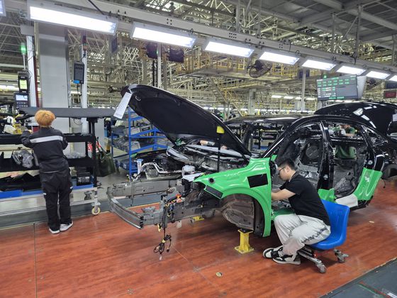 9월18일 찾은 윈난성 중국남방전력망의 공장 모습. 로봇들이 인력을 대체해 작업을 하고 있었다. 박현준 기자.