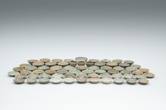 국가유산청 국립해양유산연구소는 태안 마도 해역에서 올해 4월부터 현존 유일의 조선시대 선박인 마도4호선의 선체 인양을 시작해 지난달 작업을 마쳤으며, 추가로 새로운 난파선이 묻혀있는 징후도 확인했다고 10일 밝혔다. 사진은 마도5호선(추정)에서 확인된 접시. 사진 국가유산청