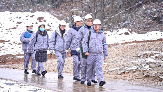 중국 구이저우에서 화웨이 신입직원들이 통신설비 실무 교육을 받고 있다. [사진 화웨이]
