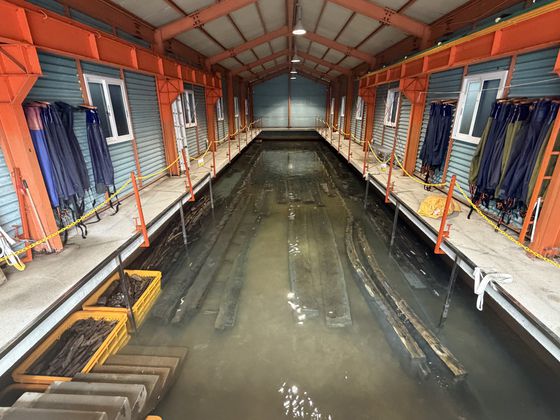 국가유산청 국립해양유산연구소는 태안 마도 해역에서 올해 4월부터 현존 유일의 조선시대 선박인 마도4호선의 선체 인양을 시작해 지난달 작업을 마쳤으며, 추가로 새로운 난파선이 묻혀있는 징후도 확인했다고 10일 밝혔다. 사진은 태안 마도 해역 수중발굴조사 현황도. 사진 국가유산청