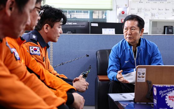 정청래 더불어민주당 대표가 9일 용인소방서 백암119안전센터를 방문해 소방대원들과 대화를 나누고 있다. 뉴스1